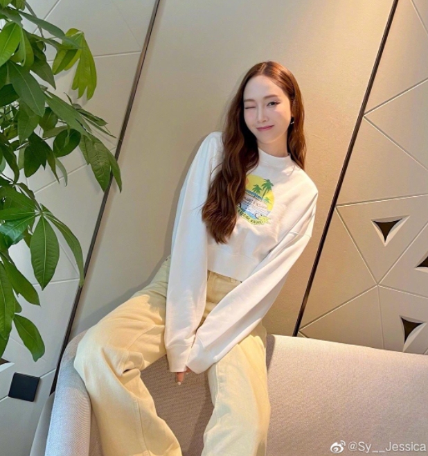 Jessica登《浪姐3》遭韓網狂轟!簡介「韓國歌手」悄消失 微博一面倒力挺:女王行為