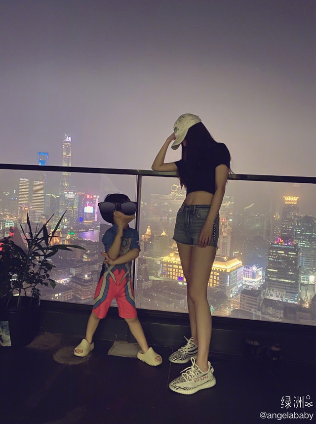 Angelababy帶5歲兒海生館看魚!狂滑手機「丟給保母顧」 陸網怒批:是親生的嗎