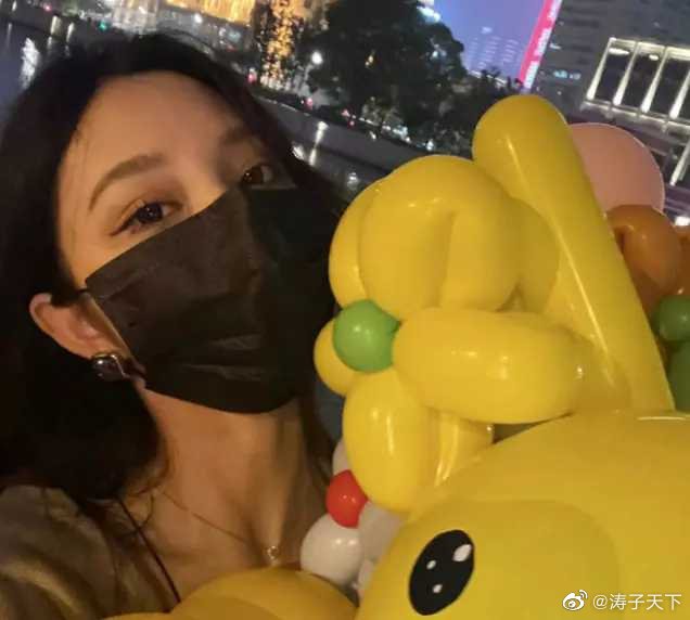 千億富少被收服?王思聰逛街摟肩「24歲嫩妹網紅」 女方7字認愛大放閃光彈