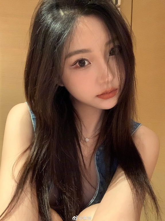 千億富少被收服?王思聰逛街摟肩「24歲嫩妹網紅」 女方7字認愛大放閃光彈