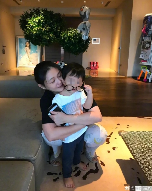 不甩汪小菲醜聞!張蘭曝光6歲愛孫清秀五官 「汪希箖洗碗邊問安」萌翻網