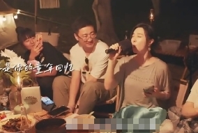 和范冰冰當街摟抱親手背!新歡顯赫背景起底 「金融集團副總」曾任軍官18年立大功