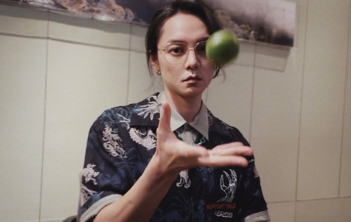 男星酒醉失控「狂吻男友人」!嘟嘴撒嬌、摸臀畫面曝光 本人親上火線回應