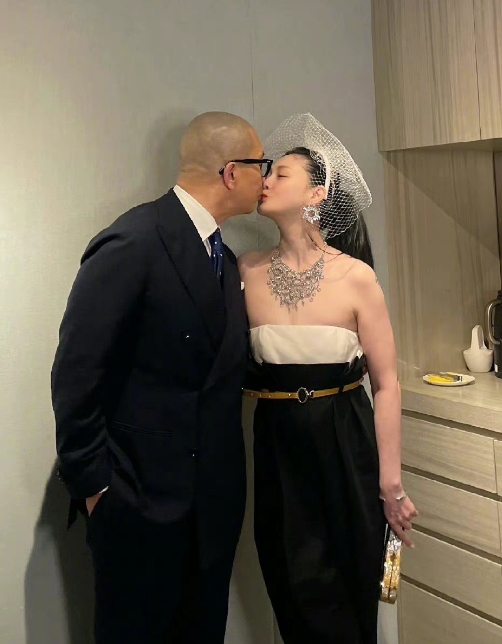 大S嫁具俊曄甜蜜親吻閃到爆!張蘭直播哽咽嘆「很孤獨」:想把家人帶回來