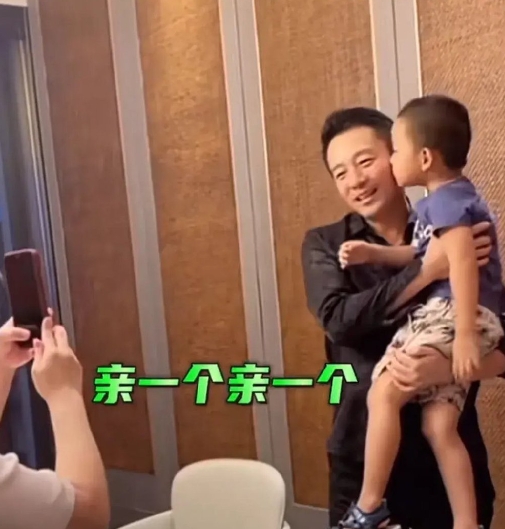 大S甜蜜婚宴照大放閃!汪小菲「抱神秘男童」畫面曝光 一句話曝落寞心聲