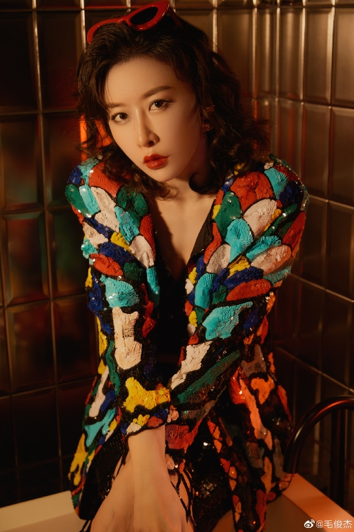 女星《浪姐3》四公遭淘汰!又爆「造假履歷任董事」月領百萬 港交所怒譴責:不盡不實