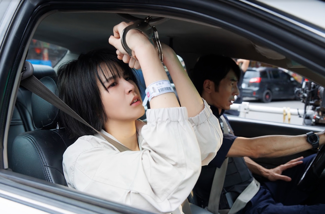 〈慷慨〉MV由殷振豪執導!曾沛慈與李李仁狂飆演技 「情緒爆發、渾身瘀青」劇情賺人熱淚