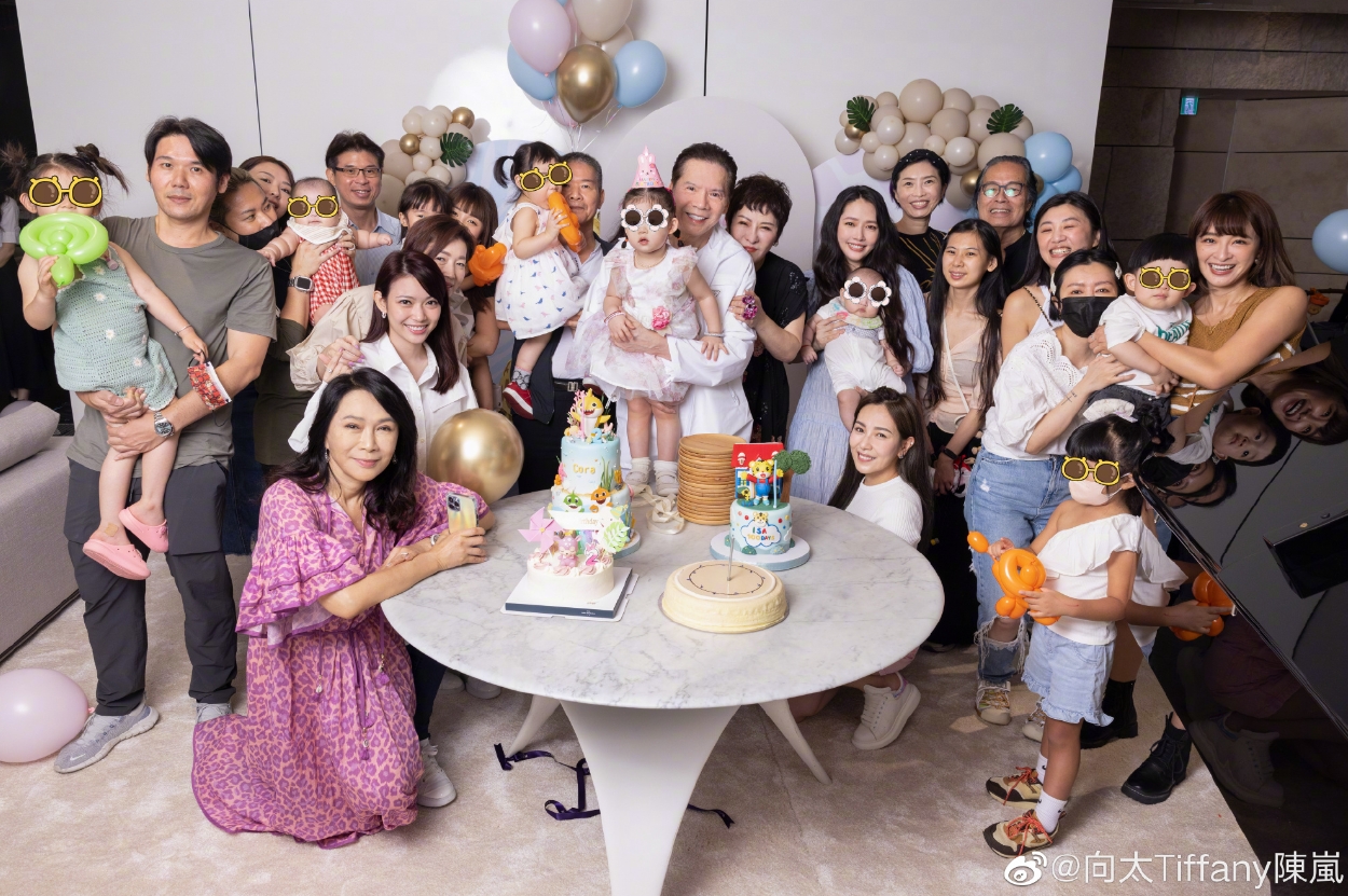 老公爆外遇風波首露面!郭碧婷抱兒「甜笑拍全家福」獨缺向佐 陸網狂酸:不回家挺好的