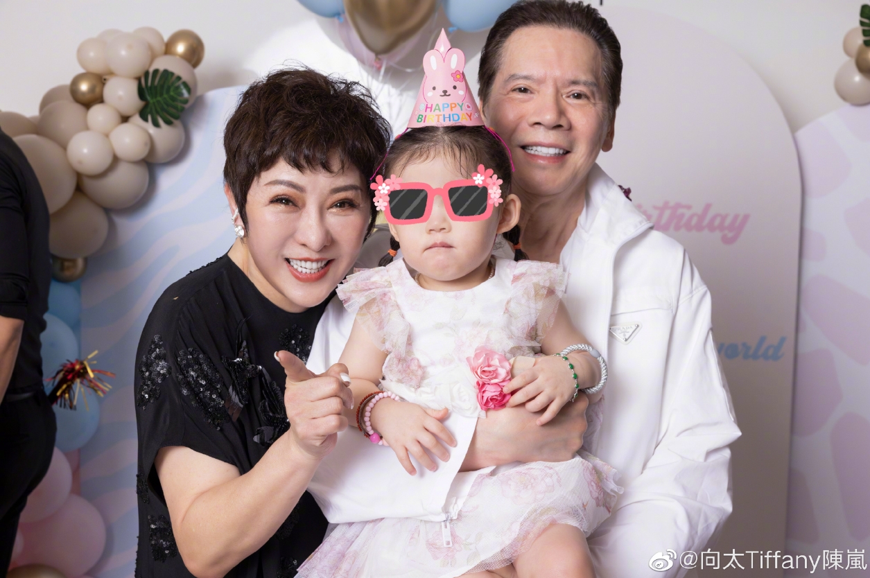 老公爆外遇風波首露面!郭碧婷抱兒「甜笑拍全家福」獨缺向佐 陸網狂酸:不回家挺好的