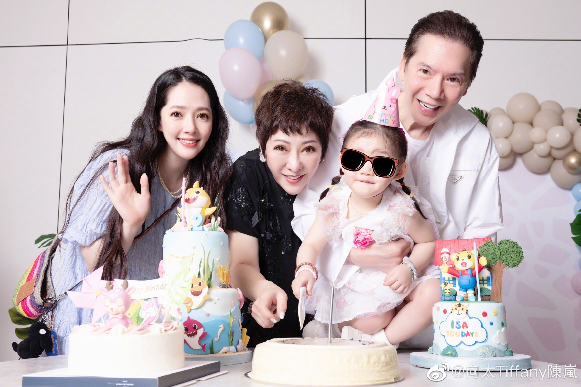 老公爆外遇風波首露面!郭碧婷抱兒「甜笑拍全家福」獨缺向佐 陸網狂酸:不回家挺好的
