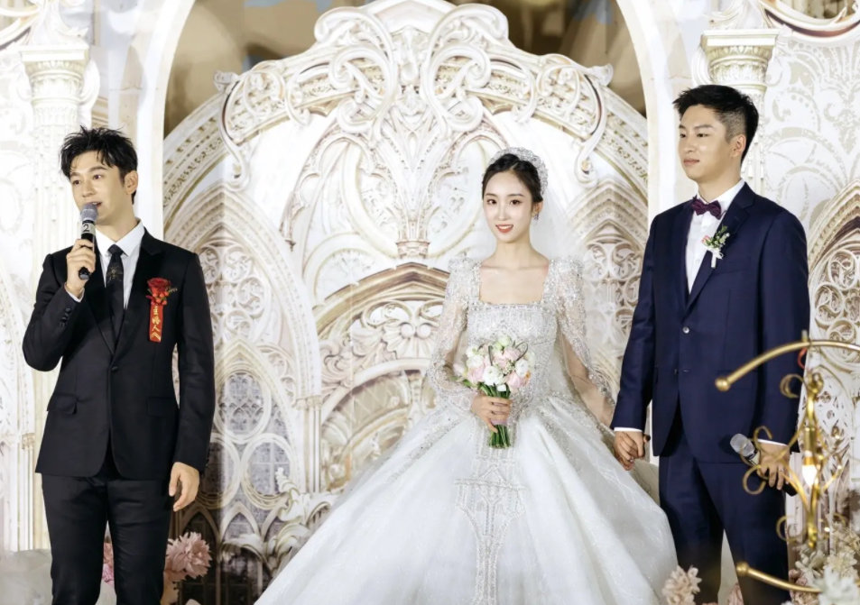 Angelababy地位不變?黃曉明表弟結婚被問「大嫂到了嗎」 8字回覆網嗨翻