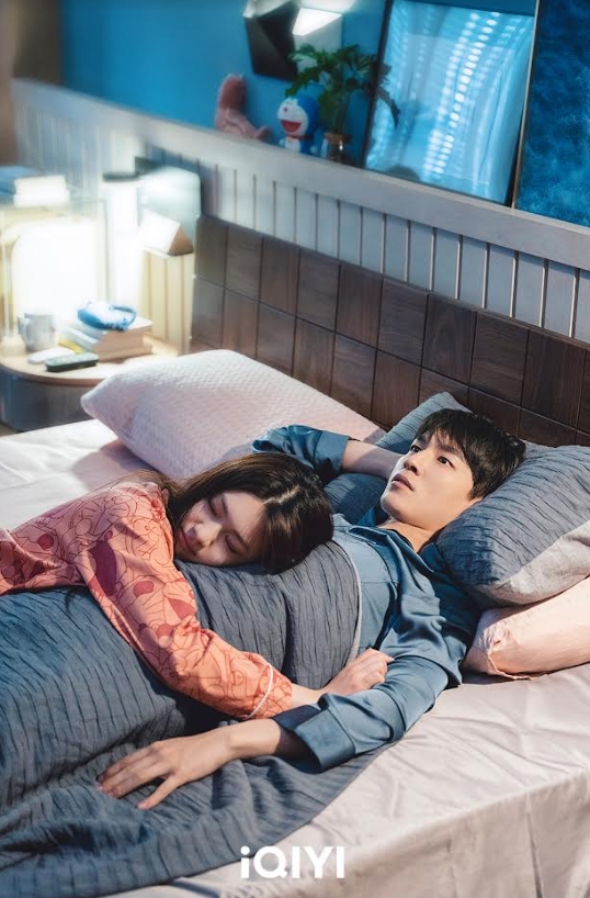 陸版《1006的房客》開播男女主角就躺床!「秦海璐女兒」跨腿強壓《射鵰》郭靖