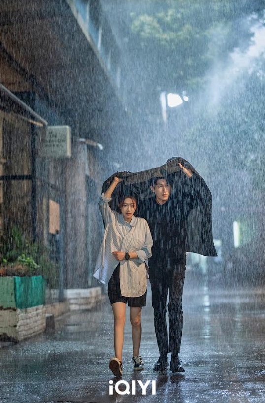 陸版《1006的房客》開播男女主角就躺床!「秦海璐女兒」跨腿強壓《射鵰》郭靖