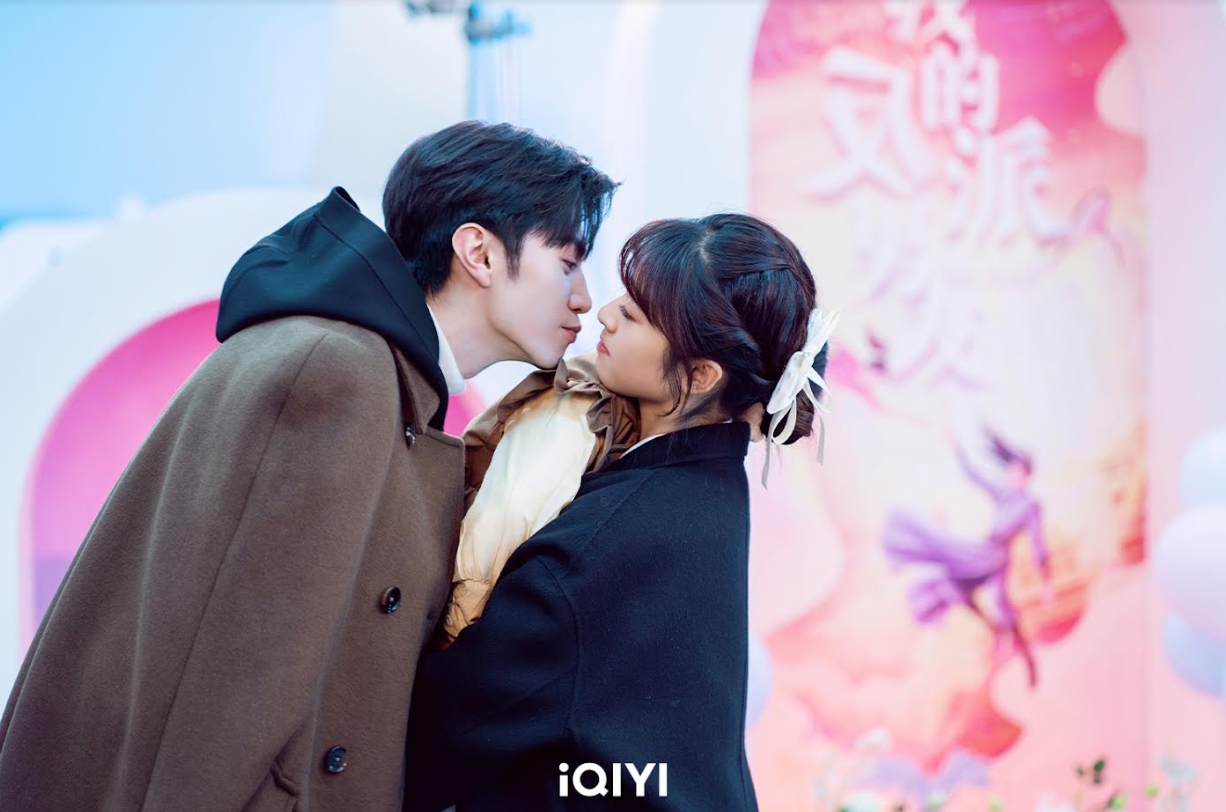 陸版《1006的房客》開播男女主角就躺床!「秦海璐女兒」跨腿強壓《射鵰》郭靖