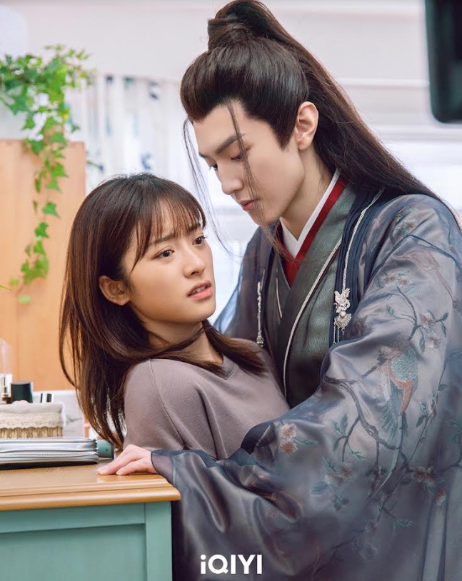 陸版《1006的房客》開播男女主角就躺床!「秦海璐女兒」跨腿強壓《射鵰》郭靖