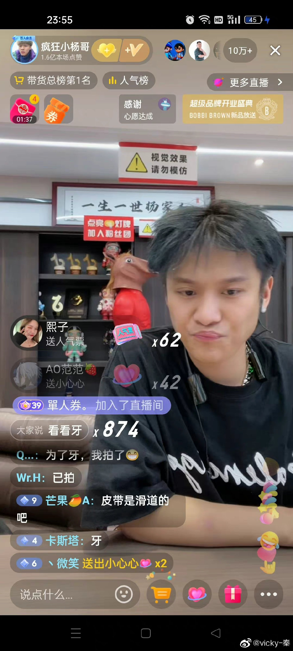 破億直播主賣包實測咬不爛!狂啃拉扯「牙齒秒噴飛」尷尬了 網瘋猜背後真相