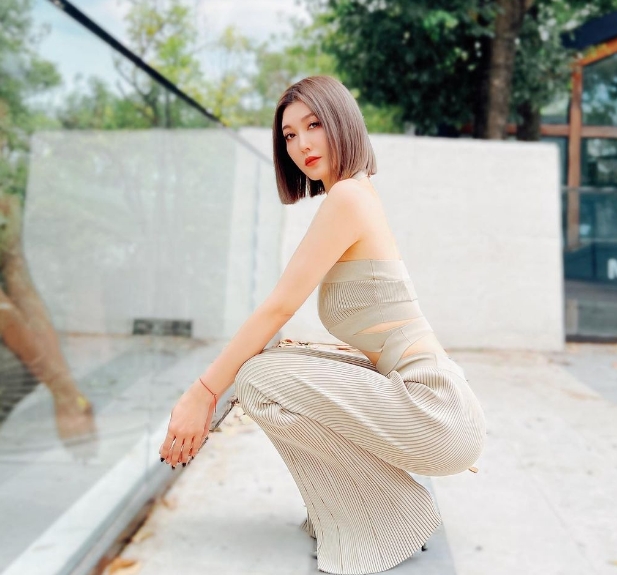 離婚2年首曬大尺度床照!香港女星解放「僅棉被遮掩」羞認:很多人在追