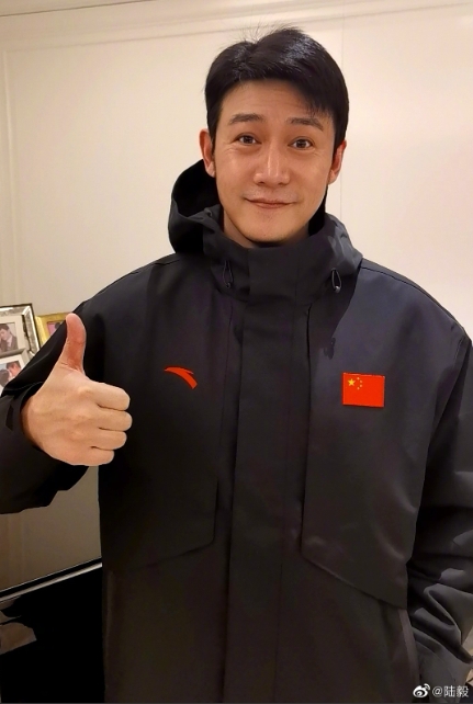 影帝曝低潮期患抑鬱症!痛苦到「拿煙灰缸自砸頭」 愛妻心疼:疤已經長不出頭髮