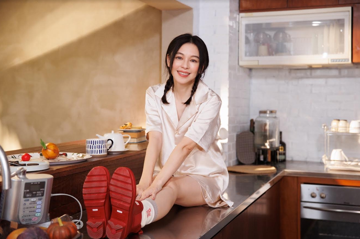 徐若瑄私下居家模樣大公開!睡衣雙辮造型展親和力 自然真實面貌與粉絲零距離