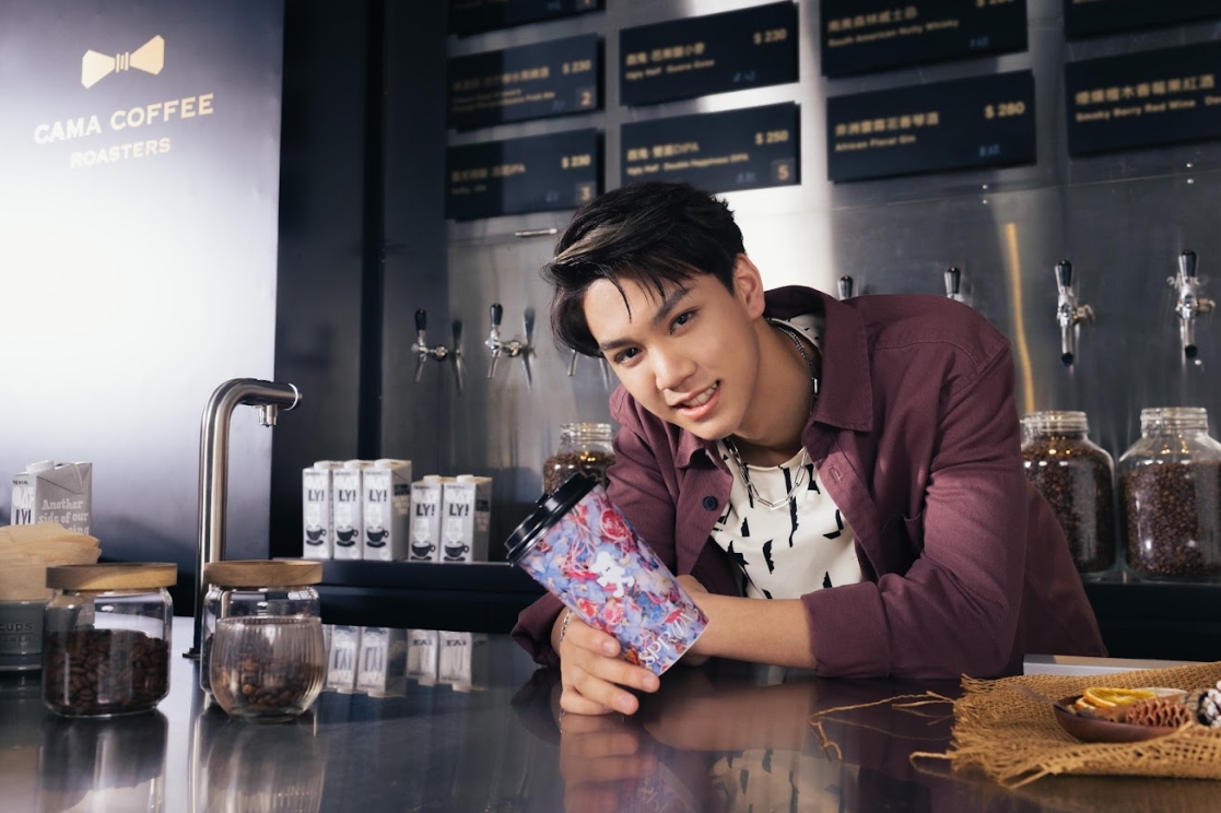 源少年鍾愛cama的OATLY燕麥奶飲品!5款「源氣特調」專屬蒐藏杯套期間限定上市