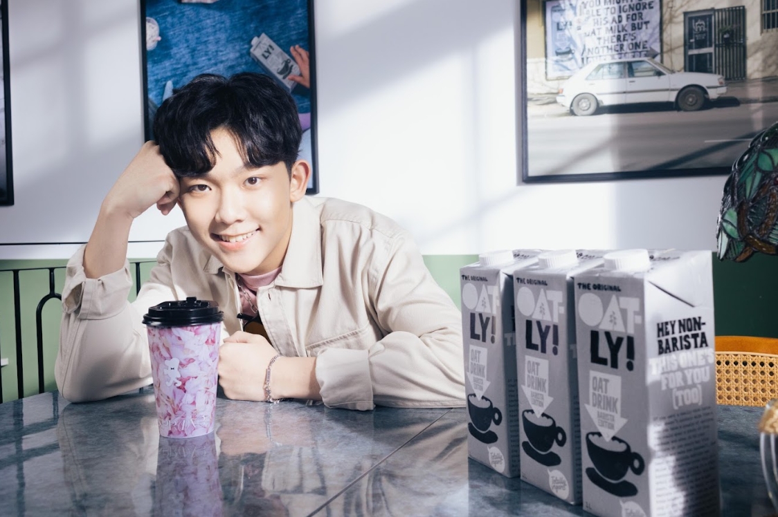 源少年鍾愛cama的OATLY燕麥奶飲品!5款「源氣特調」專屬蒐藏杯套期間限定上市