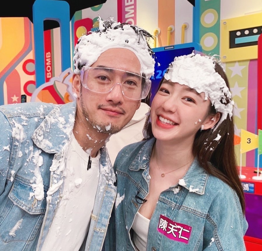 才宣布結束2年婚姻!周孝安和洋妞「摸鳥熱吻」 前妻陳天仁46字回應