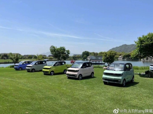 貧窮限制想像?向太回歸直播「豪送百台敞篷車」 陸網嗨翻:我準備好了