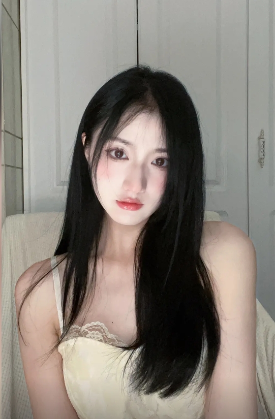 甜美網紅私密片外流!「戴狗鍊爬行、公廁脫衣」畫面瘋傳 本人認了是女主角