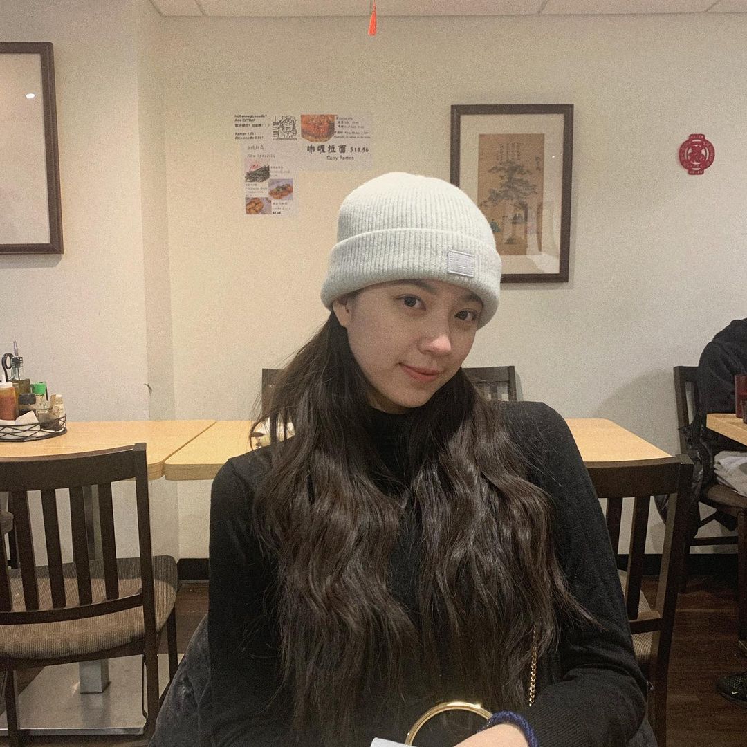 同框BLACKPINK祝Lisa生日快樂!歐陽娣娣「站C位」掀熱議:5人女子團體?