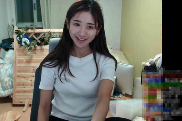企鵝妹素顏真面目遭挖出!直播上妝過程認「我就是騙子」 震撼畫面瘋傳