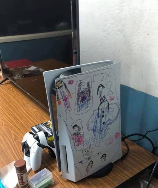這是藝術!超限量PS5慘淪「小孩塗鴉紙」掀熱議 網全崩潰