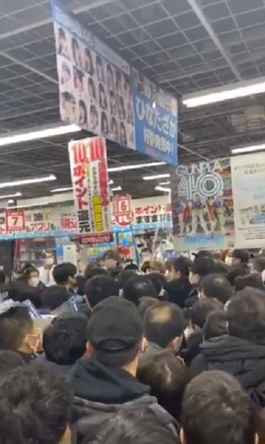 PS5之亂!秋葉原「喪屍出沒」搶新機 警視廳出動驅散人潮