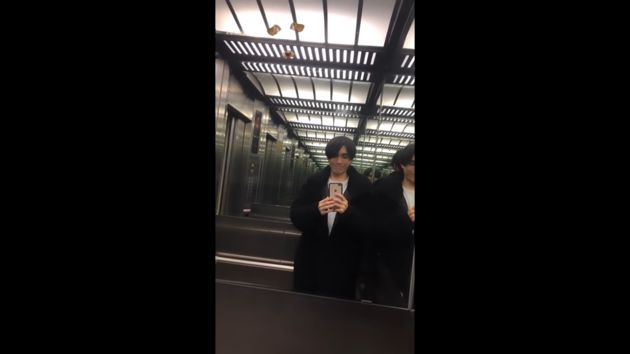 人臉偵測!電梯內濾鏡「憑空出現」 網全看傻:祂探頭搶鏡