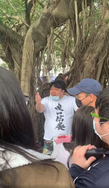 擺攤賣東西!粉絲太多遭「強制驅離」 統神狠嗆:找柯文哲來講