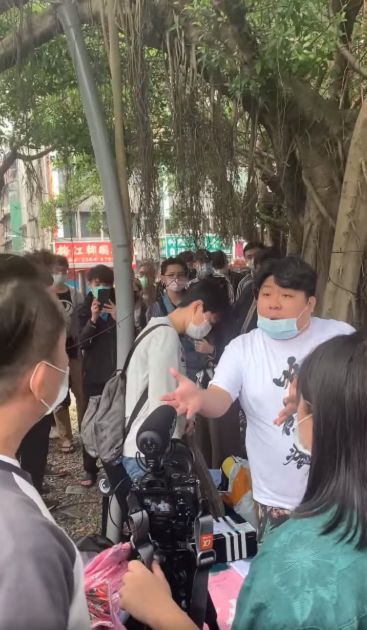 擺攤賣東西!粉絲太多遭「強制驅離」 統神狠嗆:找柯文哲來講
