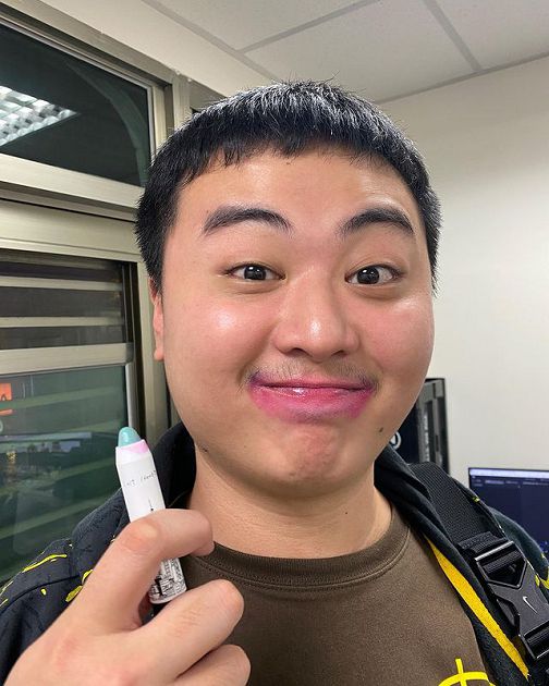 龜狗開實況!室友穿鏡嗨喊「摸到她頭髮好爽」 網:噁男現形