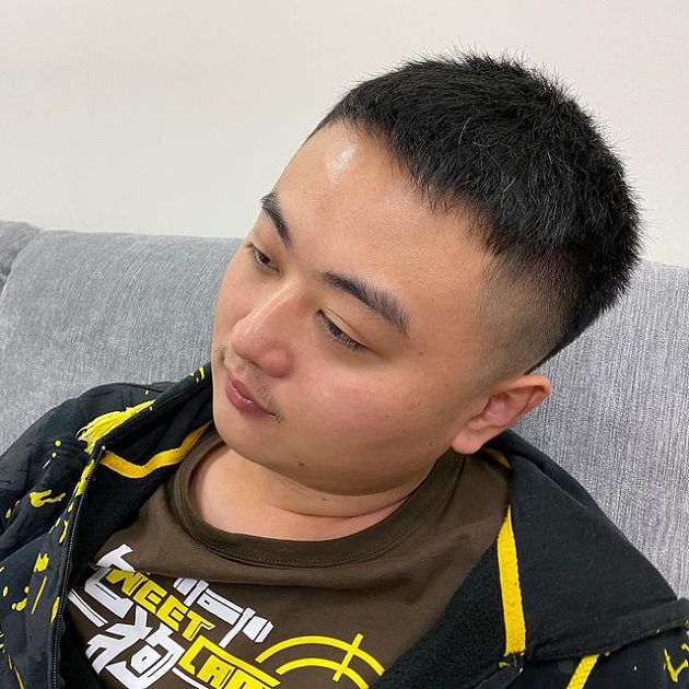 龜狗開實況!室友穿鏡嗨喊「摸到她頭髮好爽」 網:噁男現形