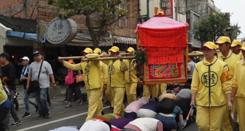 鑽轎底求保庇！媽祖見「頂新魏應充」秒繞路　網紅再揭超神事蹟