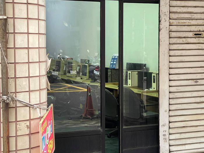 投幣式主機!高雄「骨灰級網咖」懷舊設備曝光 網淚:這是古蹟