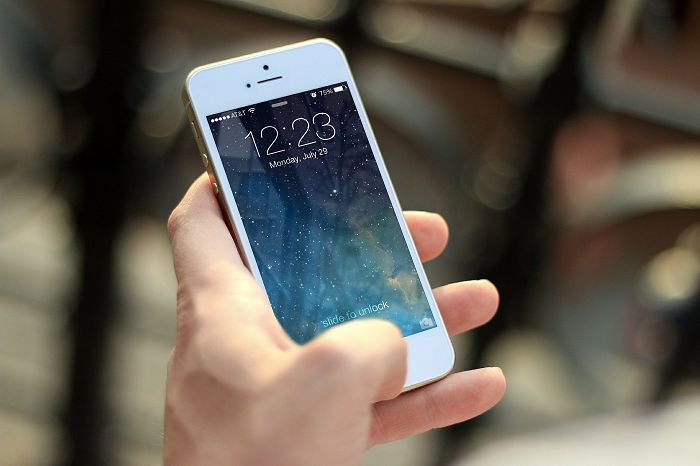 睡覺別充電!iPhone「3大NG行為」曝光 恐造成電池劣化