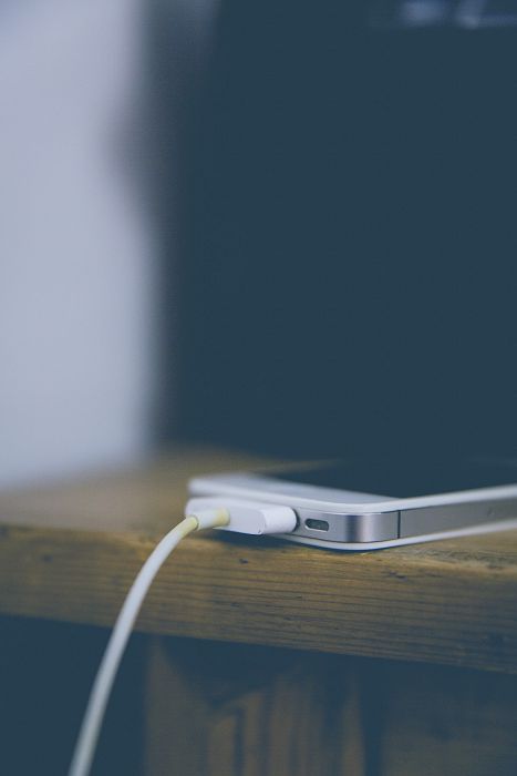 睡覺別充電!iPhone「3大NG行為」曝光 恐造成電池劣化