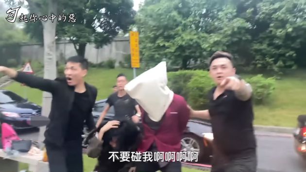 亂說話被記恨!網紅拍片遭「黑衣人綁架」失蹤 網友全嚇傻
