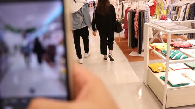 男友偷約直播妹!女友旅館「捉姦在床」賞巴掌 網友全嚇傻