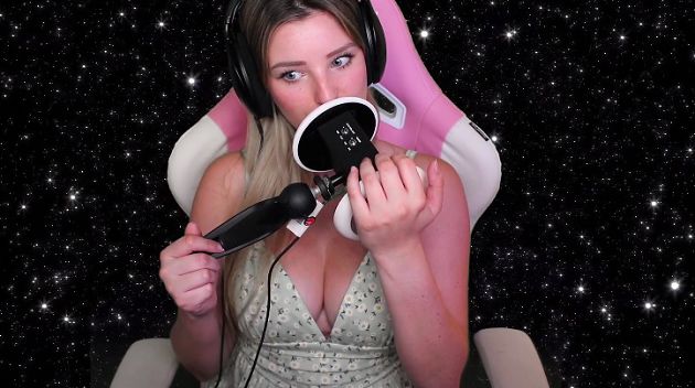 尷尬!正妹ASMR「舔到一半」媽媽闖進房 網看傻:面子丟光