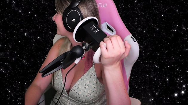 尷尬!正妹ASMR「舔到一半」媽媽闖進房 網看傻:面子丟光