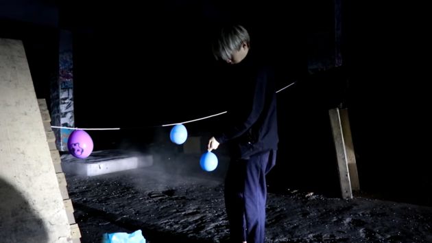 床墊自己倒下!王狗「鬧鬼漆彈場」測都市傳說 網:煙霧浮人臉