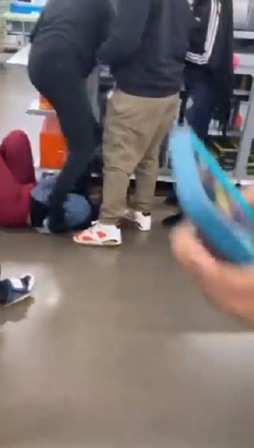 大打出手!2女為搶PS5「揮拳互歐」 網看傻:太搶手了