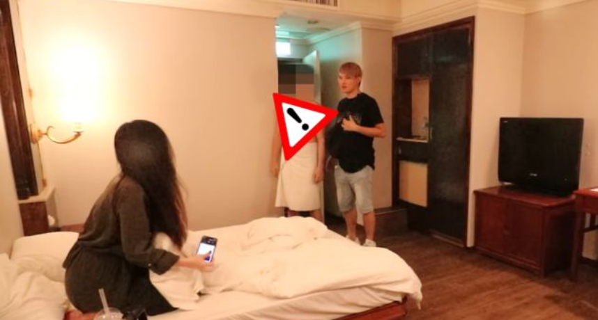 男友想要三人運動！陌生男「裹浴巾」衝進房　女友愣：我要報警