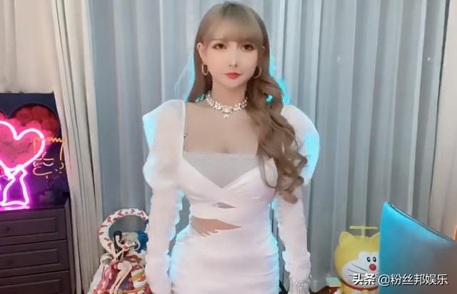 動作太激烈「差點被ban」！實況兇妹「撐爆上衣」網全看傻