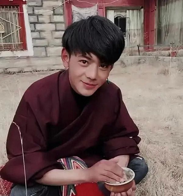 丁真被爆抽菸！「吞雲吐霧超熟練」公司回應：電子菸不是菸